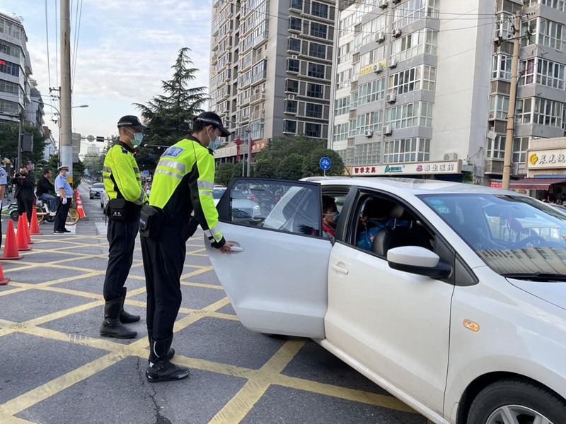 西安交警指揮中心“開學(xué)首日”指揮崗全員上崗，嚴(yán)防發(fā)生長時間、大面積交通擁堵。西安市交警支隊供圖