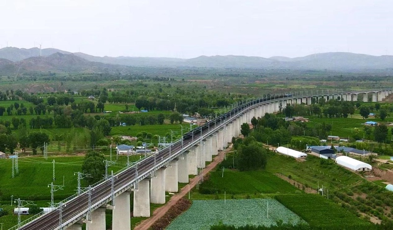 浩吉鐵路沿線風(fēng)景。