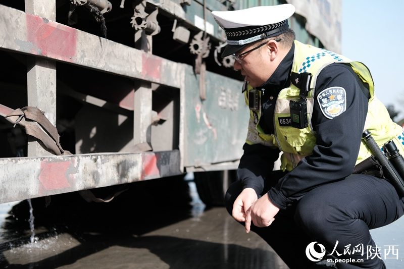 因西漢高速公路穿越秦嶺山脈冬季氣溫較低，重型貨車加水噴淋造成路面結(jié)冰，極易引發(fā)交通事故。西安市高交大隊(duì)西漢中隊(duì)把轄區(qū)路段強(qiáng)制大貨車“放水”（排空淋水箱）作為冬季事故預(yù)防工作的一項(xiàng)重點(diǎn)工作。人民網(wǎng)記者吳超攝