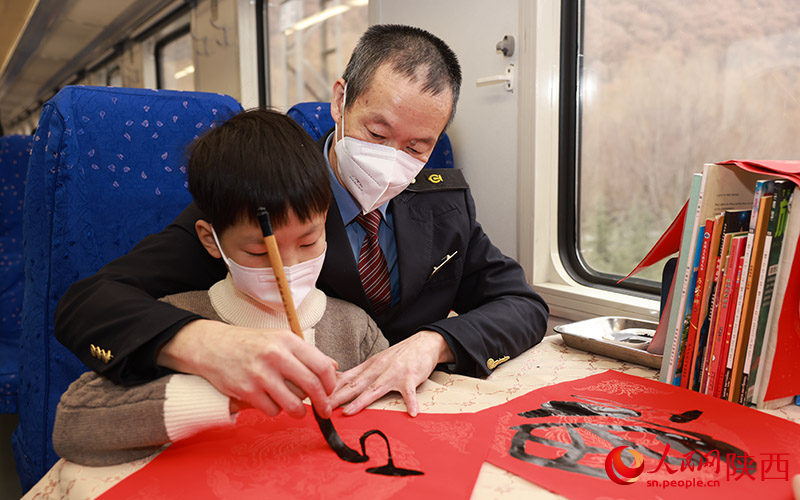 慢火車里歡聲笑語過小年。劉松霖攝