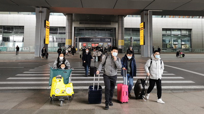 旅客有序走出機(jī)場，難掩回家的喜悅。西咸新區(qū)空港新城供圖