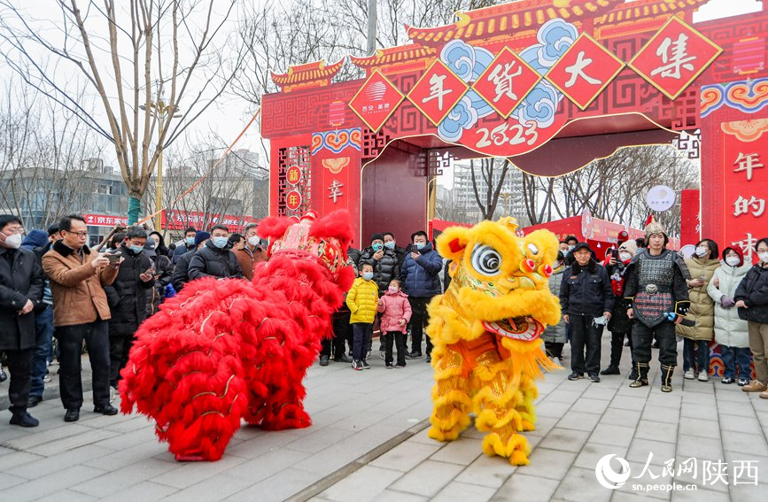 陜西高陵年貨大集現(xiàn)場(chǎng)的傳統(tǒng)舞獅表演。