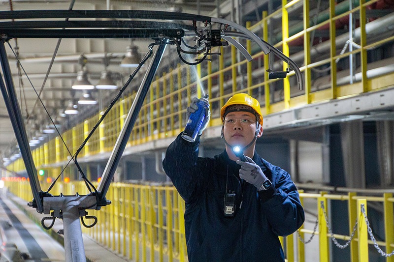 除夕當天，動車組機械師正在進行動車組受電弓動態(tài)檢查。王子俊 攝