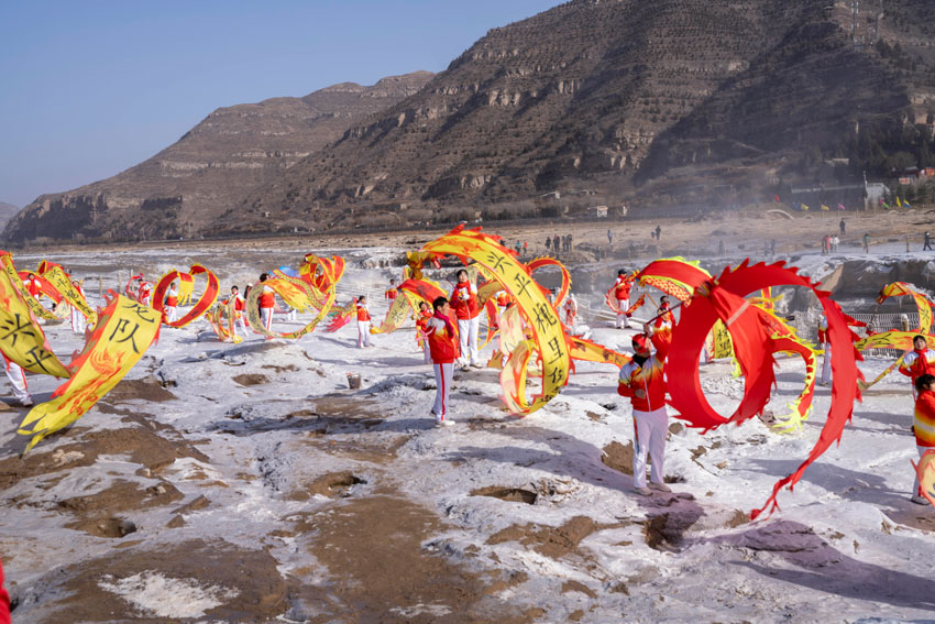 春節(jié)期間，陜西黃河壺口瀑布景區(qū)推出精彩非遺民俗活動。楊峰 攝