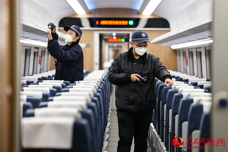 1月26日，西安客車車輛段，鐵路檢修“小哥”們正在檢查動力集中型動車組乘客座椅和行李架狀態(tài)。劉翔攝