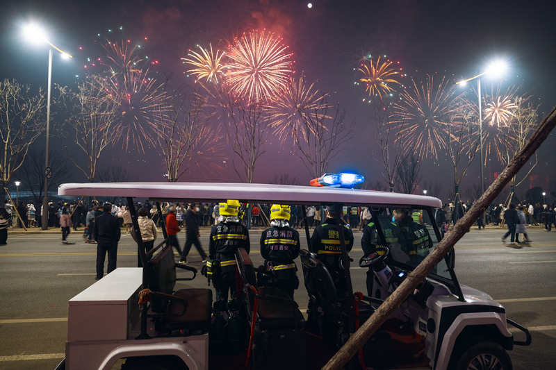 2月5日，西安國際港務區(qū)煙火秀，消防員及民警在現(xiàn)場執(zhí)勤。孫崇明攝