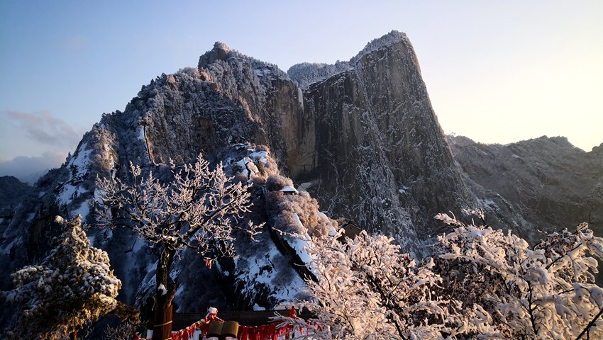 雪霽初晴 華山巍峨美如畫。左小峰 攝