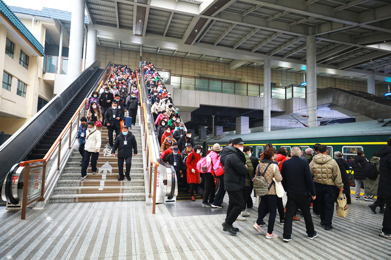 旅客們依次搭上Y536次春游定制服務列車。敬雨橋攝