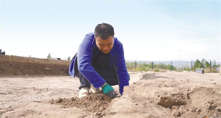 石峁遺址考古隊副隊長邸楠在石峁遺址發(fā)掘現場工作。 受訪者供圖