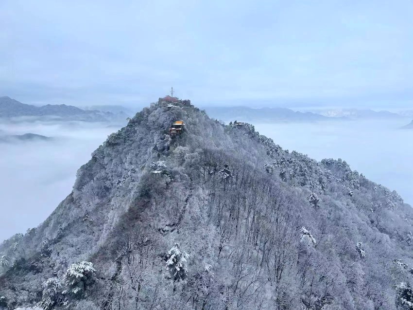 春雪落秦嶺，銀裝素裹美如畫。張玉龍 攝