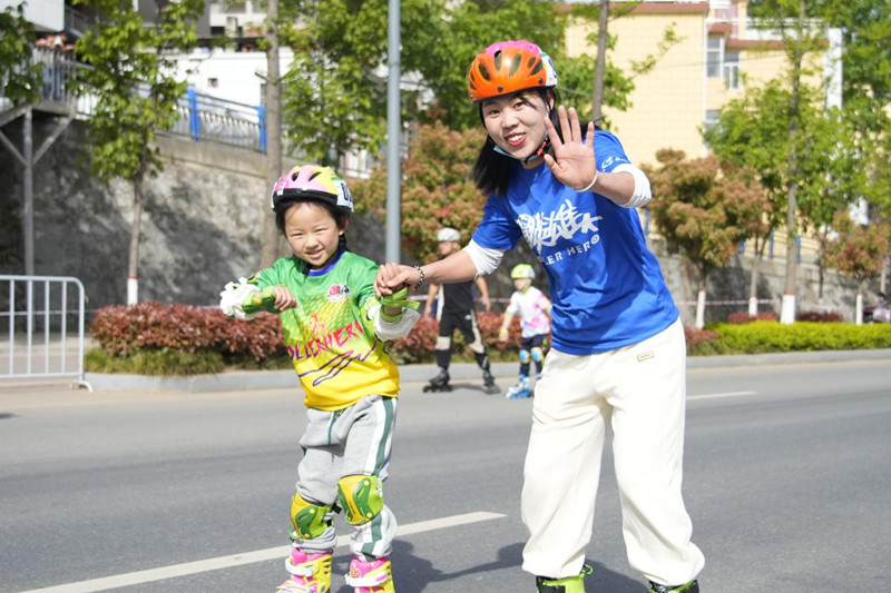  中國·陜西輪滑馬拉松公開賽在商洛舉行