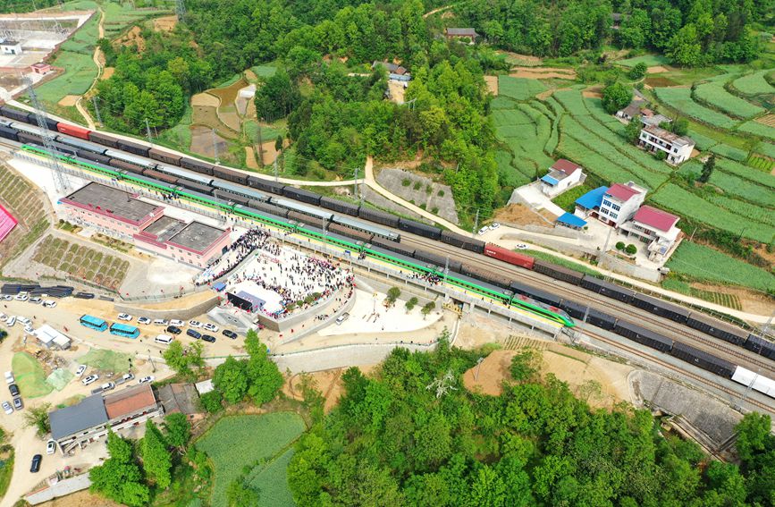 4月18日，“復興號”動集動車組列車開進寧強站。西安鐵路局供圖