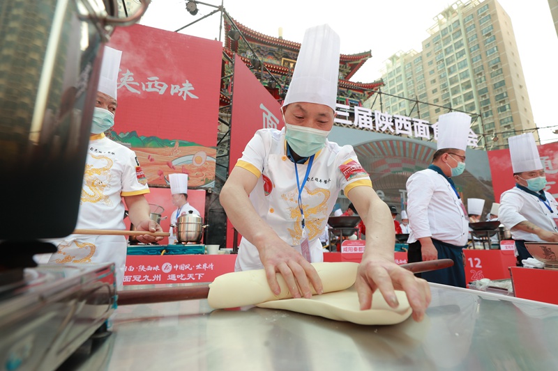 醒面、搟面也是技術(shù)活。包鑫 攝