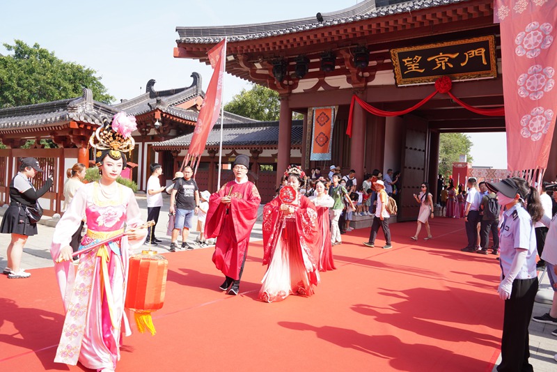 新人著鳳冠霞帔體驗(yàn)唐代傳統(tǒng)婚禮儀式。王三合 攝