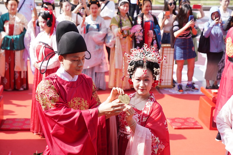 新人著鳳冠霞帔體驗唐代傳統(tǒng)婚禮儀式。王三合 攝