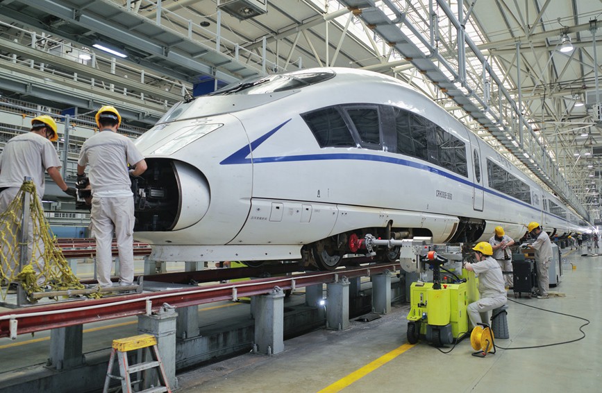 西安動(dòng)車站動(dòng)車組機(jī)械師正在檢修動(dòng)車。郝洋斌攝