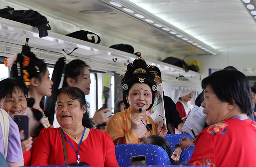 車廂內，旅客們“置身其中仿佛穿越大唐”。李慕華攝