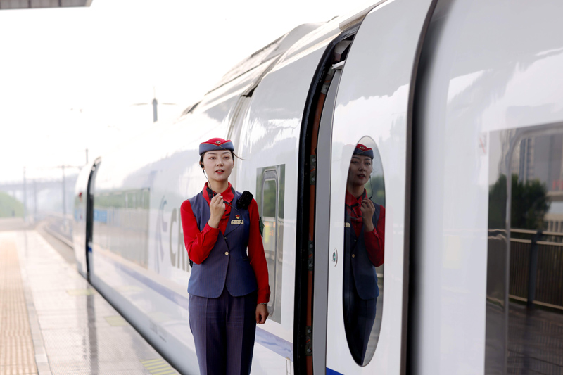 西安站首趟進(jìn)京高鐵即將發(fā)車，列車乘務(wù)員正在做著最后的準(zhǔn)備工作。賈智煒 攝