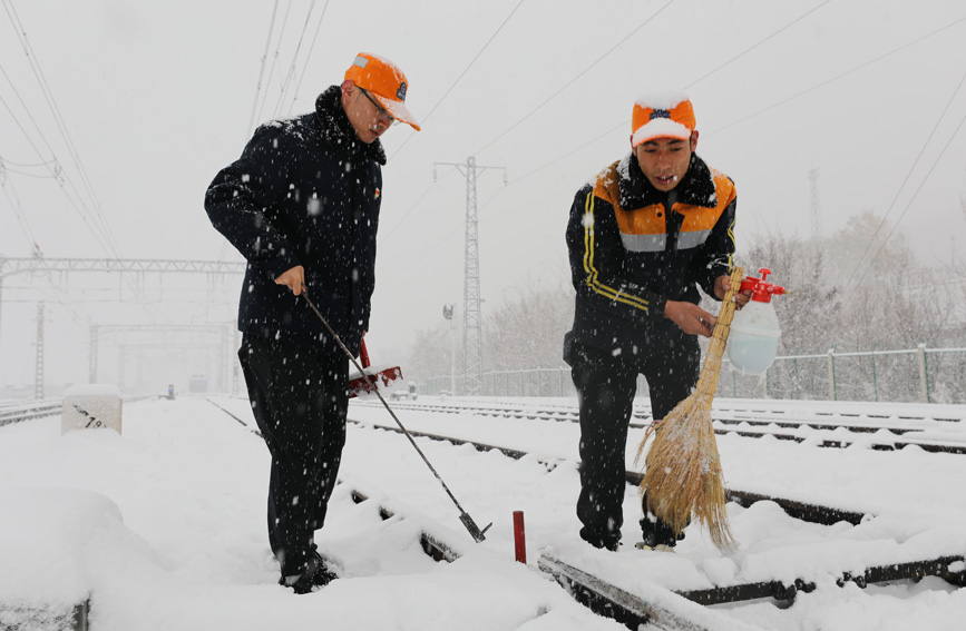 鐵路人加大對(duì)道岔設(shè)備的除雪、檢修和保養(yǎng)力度。閆強(qiáng)攝