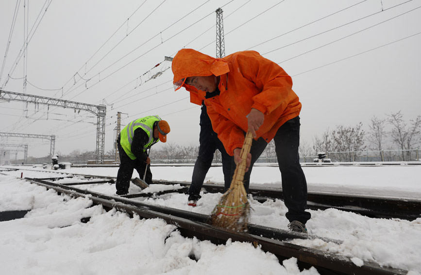 鐵路人加大對(duì)道岔設(shè)備的除雪、檢修和保養(yǎng)力度。閆強(qiáng)攝 