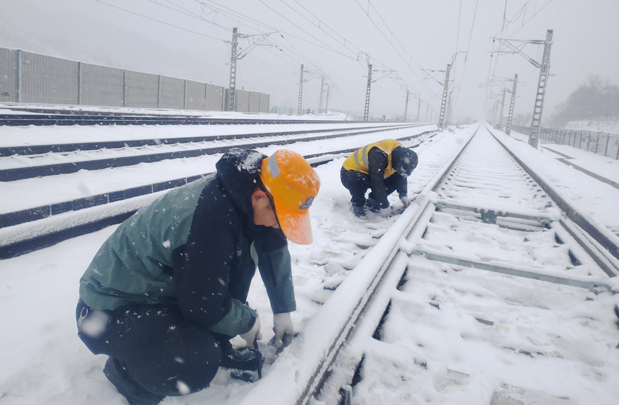 鐵路人加大對道岔設備的除雪、檢修和保養(yǎng)力度。閆強攝 