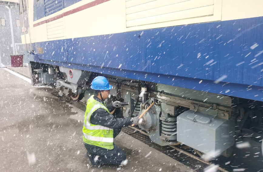 鐵路人對空氣制動管路、車輛走行部、連掛裝置等大部件進(jìn)行檢查。高于博攝