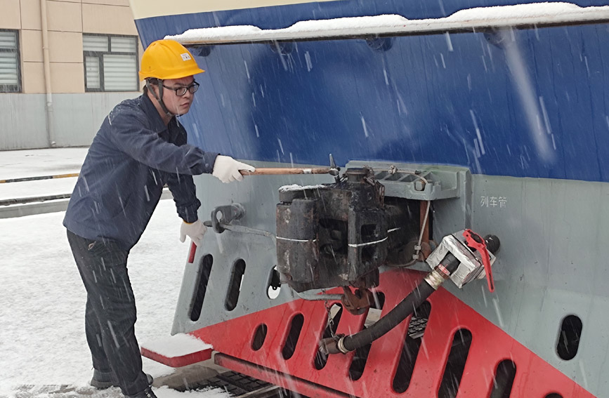 鐵路人對空氣制動管路、車輛走行部、連掛裝置等大部件進行檢查。高于博攝