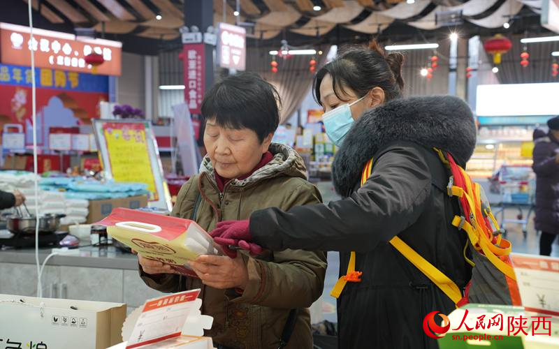 市民在西安愛(ài)菊糧油園區(qū)內(nèi)挑選“洋年貨” 。人民網(wǎng)記者  賈凱璐攝