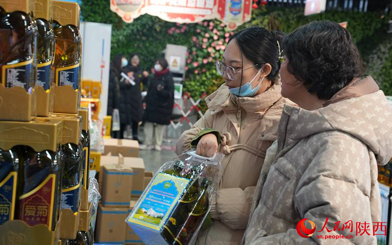 市民在西安愛菊糧油園區(qū)內挑選“洋年貨”。人民網記者  賈凱璐攝