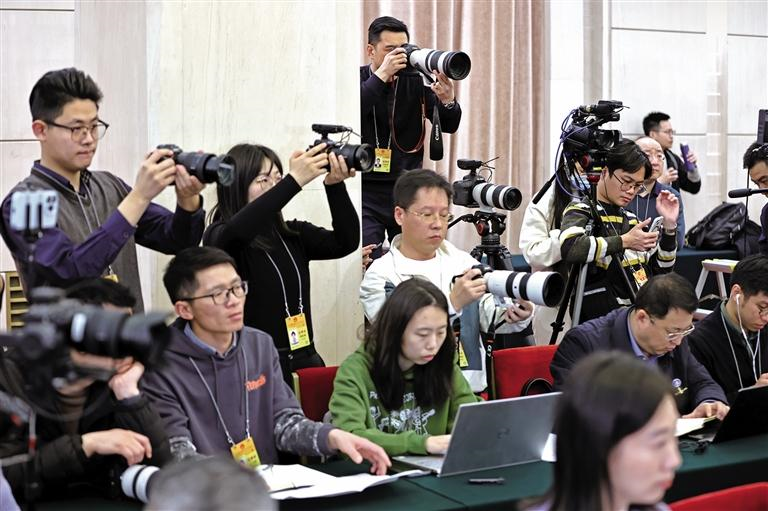 3月6日，在北京人民大會(huì)堂陜西廳，媒體記者在陜西代表團(tuán)開放日活動(dòng)中采訪拍攝。母家亮攝