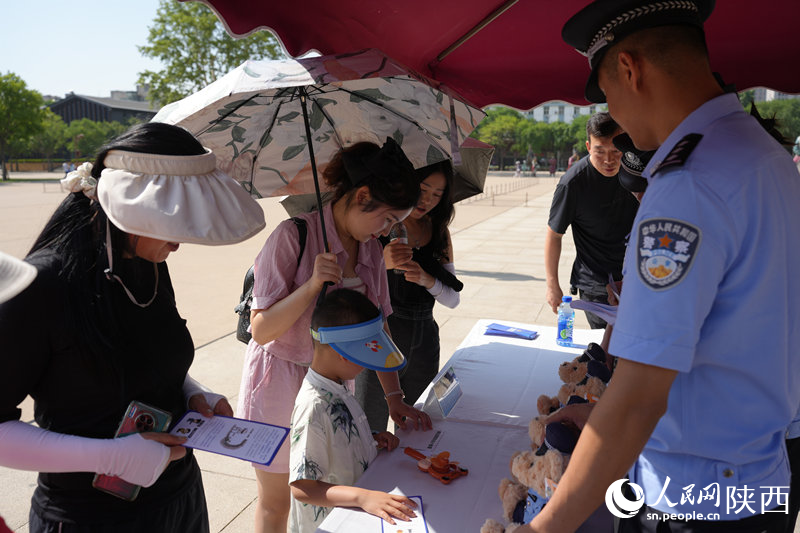 市民群眾積極參與文物知識(shí)有獎(jiǎng)問答。人民網(wǎng)記者 李志強(qiáng)攝