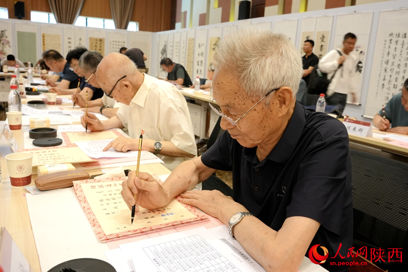 退休教師用毛筆書寫2024級新生錄取通知書。人民網(wǎng)記者 賈凱璐攝