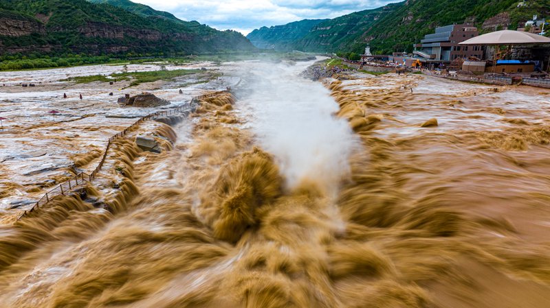 壺口瀑布出現(xiàn)水岸齊平絕色景觀。宋洋波 攝