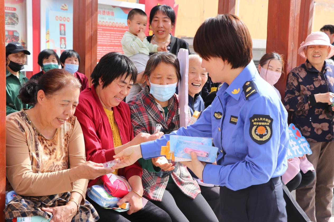 4月18日，神木市城市管理執(zhí)法大隊志愿者向居民宣傳“文明出行”知識，并發(fā)放創(chuàng)文宣傳品、倡議書，倡導居民在日常生活中做到文明出行、文明停車，共同助力全國文明城市創(chuàng)建。