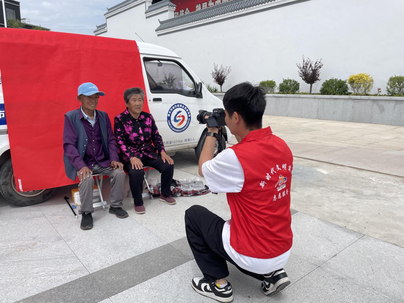 6月25日，神木市“逢五出發(fā) ”新時代文明實踐活動走進中雞鎮(zhèn)為轄區(qū)70歲以上的老年人免費拍攝了幸福照。