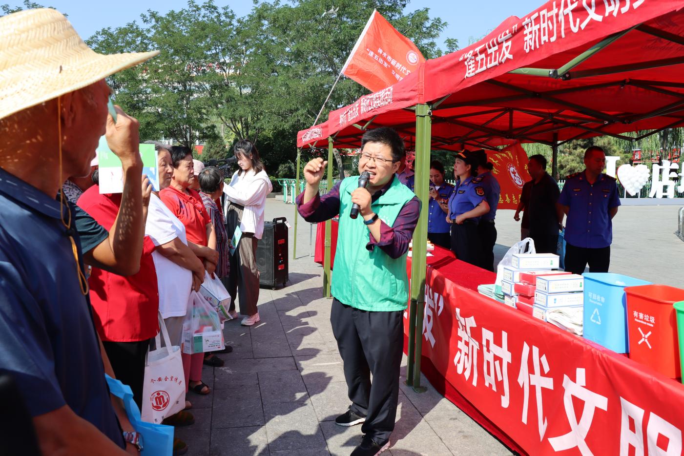 8月15日，神木市“逢五出發(fā) ”新時代文明實踐活動走進店塔鎮(zhèn)開展垃圾分類宣講。