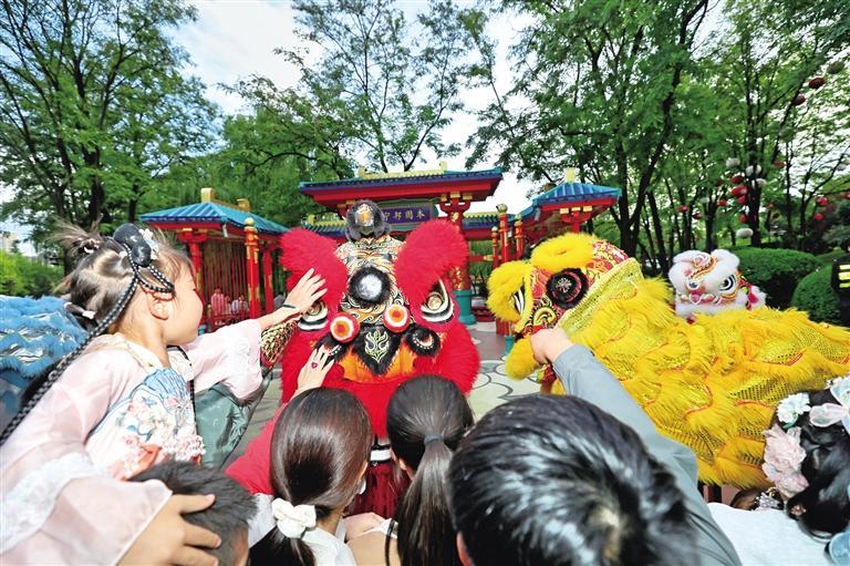 國慶假期，大唐芙蓉園國慶主題活動吸引來自四面八方的游客。圖為10月1日，游客與演員互動。許奧博攝