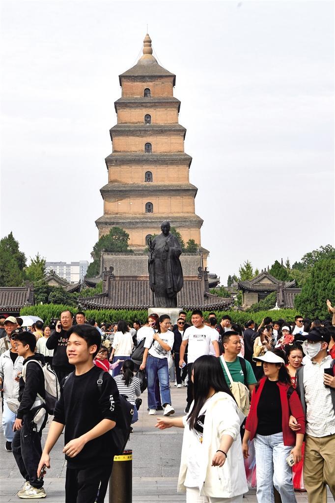 10月6日，游客在西安大雁塔景區(qū)參觀游覽。杜瑋攝