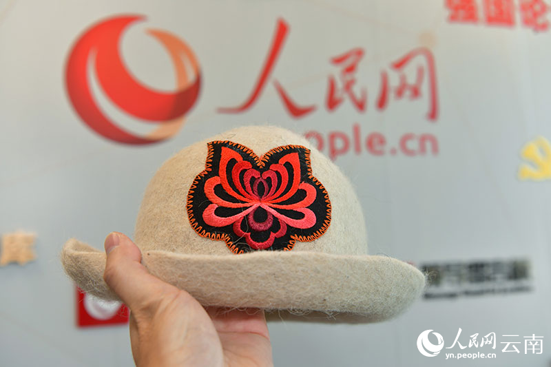 融入元謀彝族搟氈技藝與彝族刺繡制作的產(chǎn)品。人民網(wǎng)記者 任峰濤攝