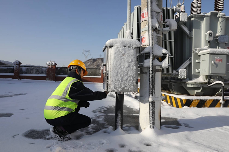 西安鐵路局寶雞供電段秦嶺供電車間變電所值守人員正在巡視檢查電動隔離開關(guān)狀態(tài)。張贏弘 攝