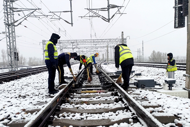 西安鐵路局綏德工電段神木西綜合維修車間職工正在進(jìn)行掃雪除冰作業(yè)。劉盼利  攝