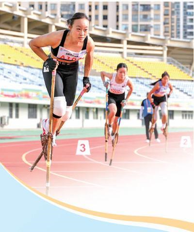 運動員在高腳競速項目女子200米復(fù)賽中。本報記者 厲衍飛攝