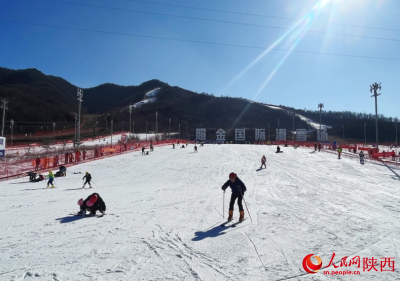 雪友們在滑雪場滑雪，盡情體驗(yàn)滑雪運(yùn)動(dòng)帶來的快樂。人民網(wǎng)記者 魏鑫攝