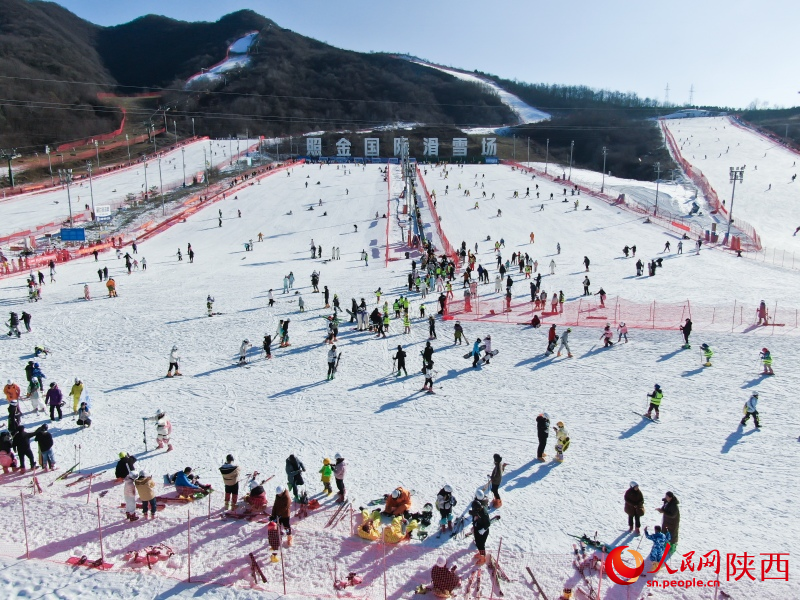 雪友們在滑雪場滑雪，盡情體驗(yàn)滑雪運(yùn)動帶來的快樂。人民網(wǎng)記者 魏鑫攝