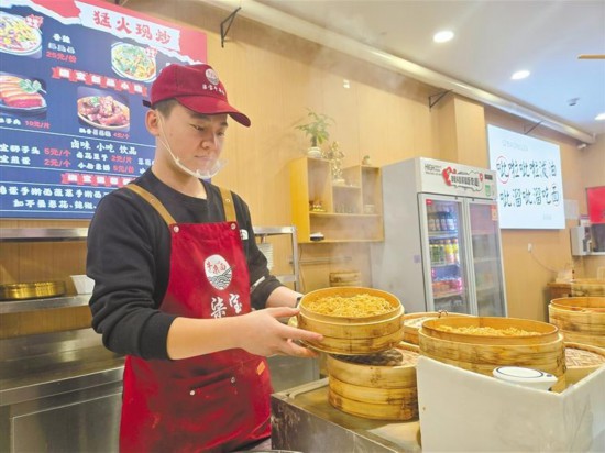 12月5日，在柒寶牛雜面面館，王高民在制作面食。